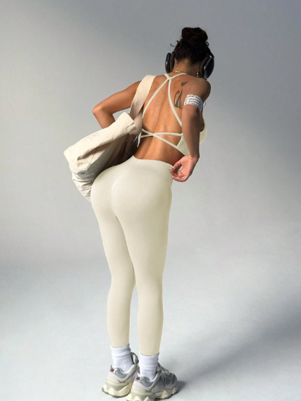 Conjunto de tirantes cruzados en la espalda y leggings lisos