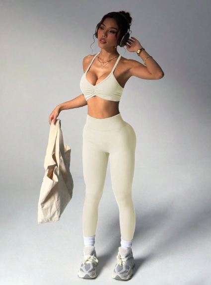 Conjunto de tirantes cruzados en la espalda y leggings lisos