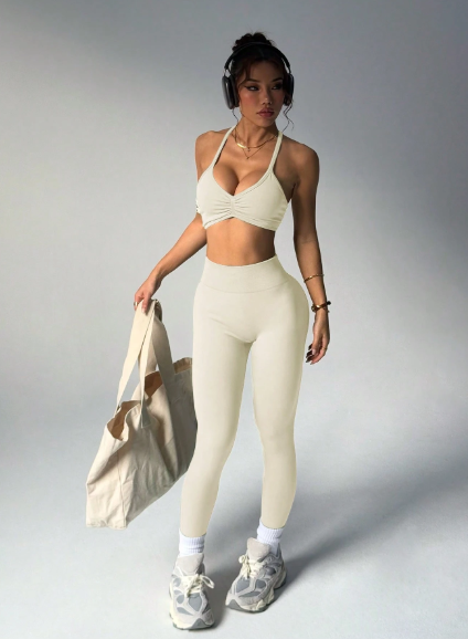 Conjunto de tirantes cruzados en la espalda y leggings lisos
