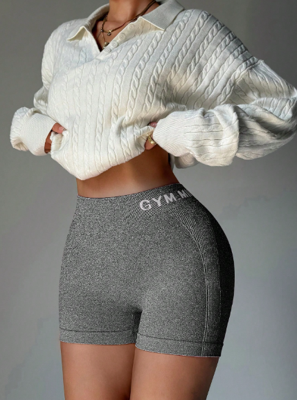 Shorts con diseño en la espalda en V