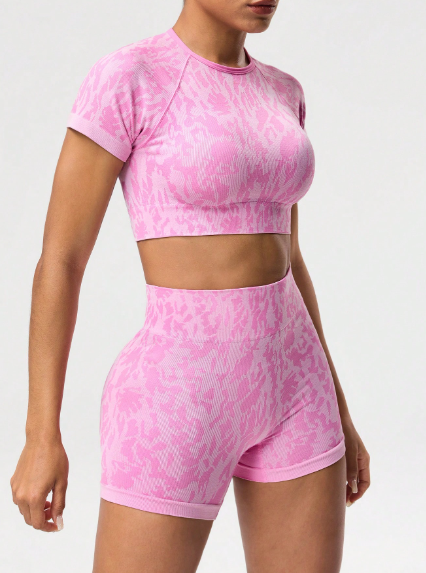 Conjunto con top corto sin espalda y shorts