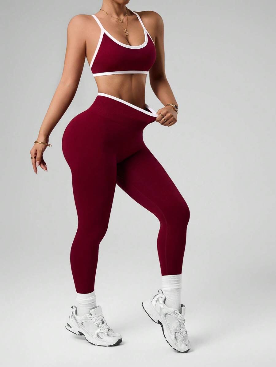 Conjunto deportivo de top corto y mallas