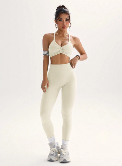 Conjunto de tirantes cruzados en la espalda y leggings lisos