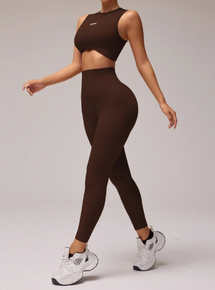 Conjunto de top corto y leggings