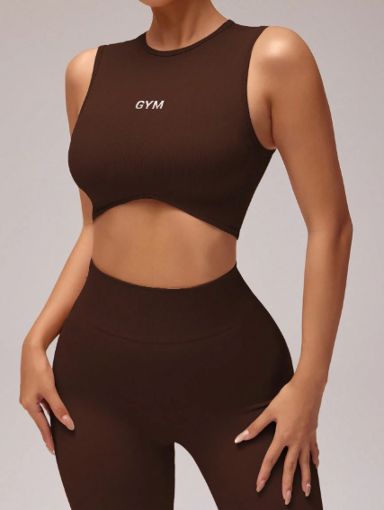 Conjunto de top corto y leggings