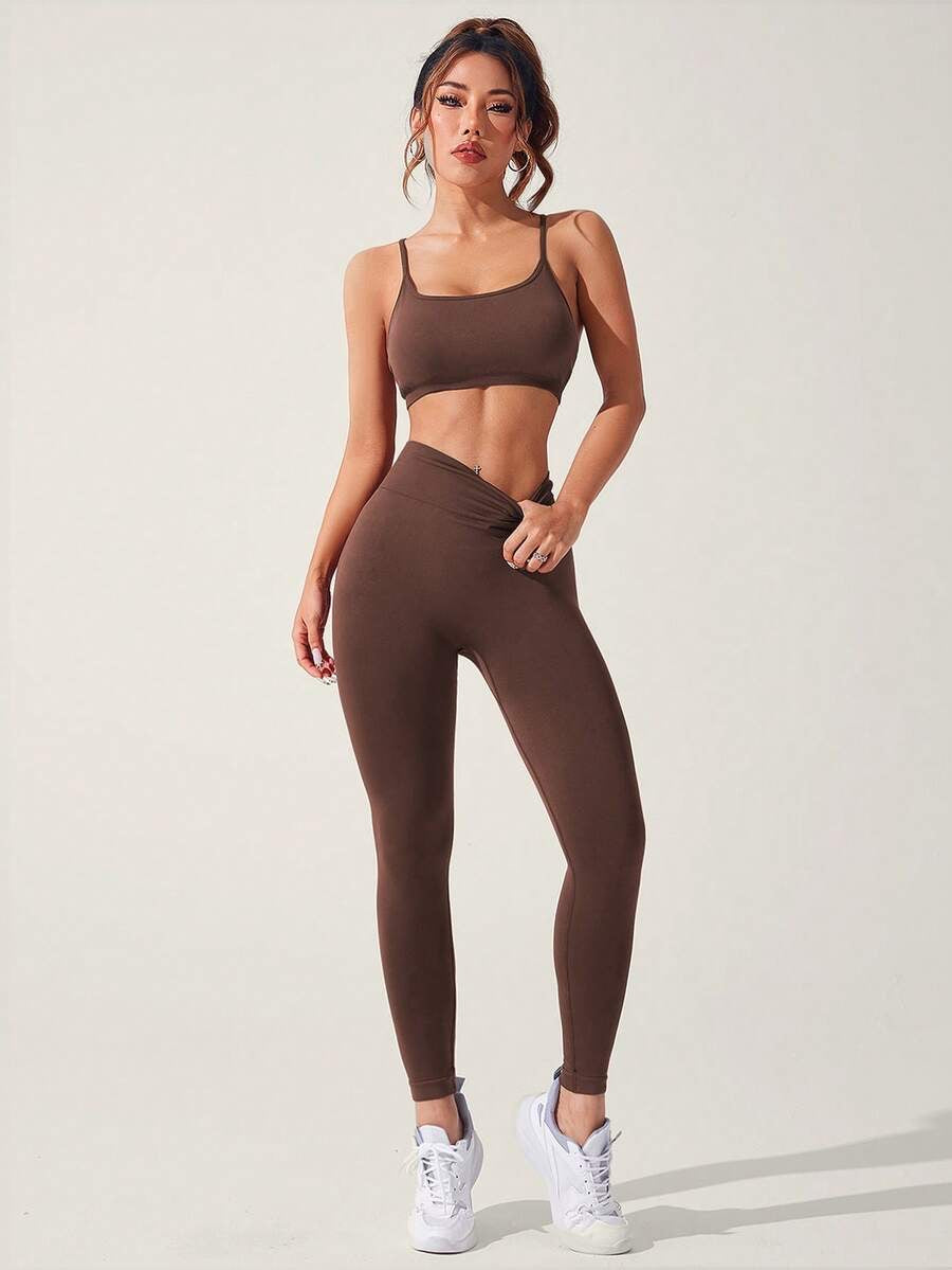 Conjunto de camiseta de tirantes finos y pantalones