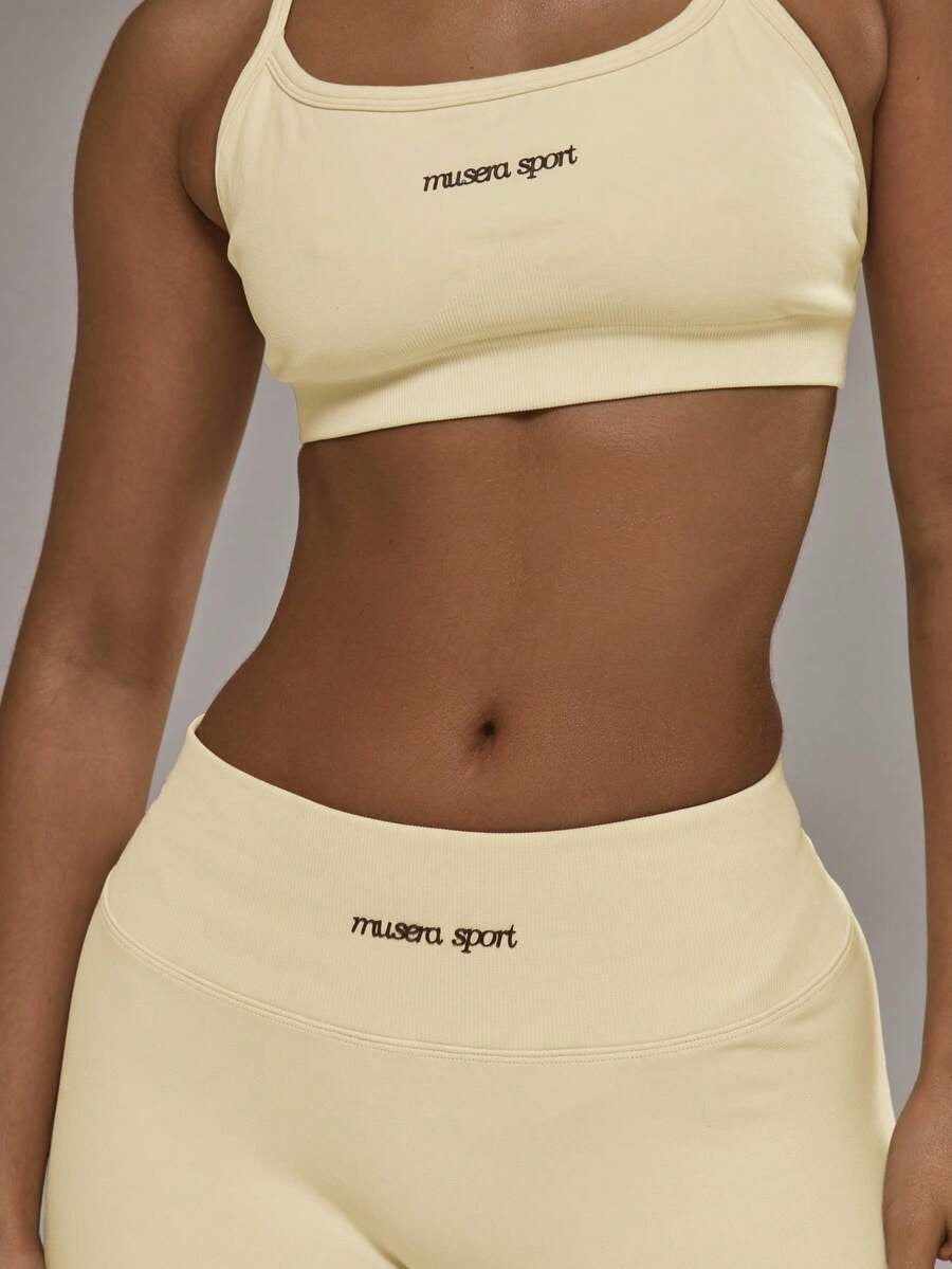 Conjunto de sujetador deportivo con espalda cruzada y short amarillo