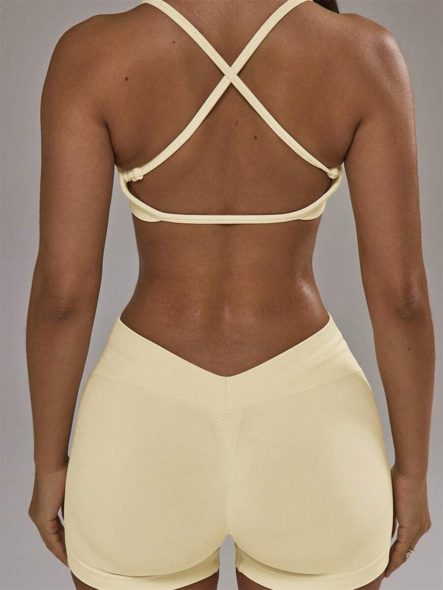 Conjunto de sujetador deportivo con espalda cruzada y short amarillo