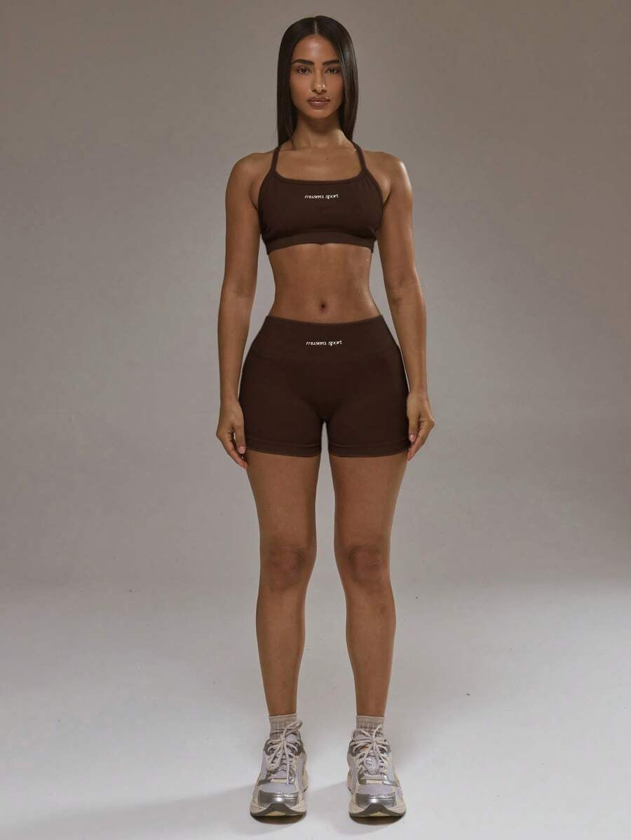 Conjunto de sujetador deportivo con espalda cruzada y shorts café