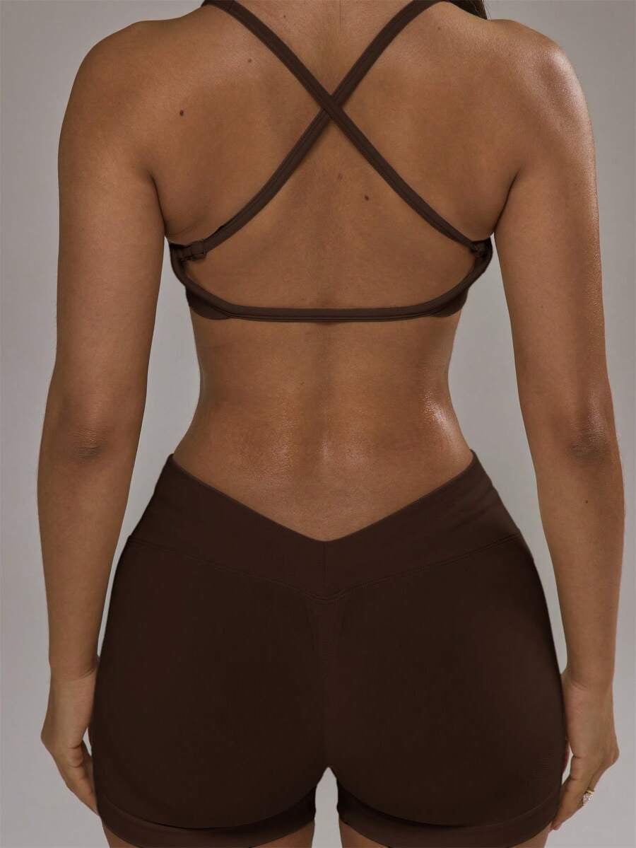 Conjunto de sujetador deportivo con espalda cruzada y shorts café