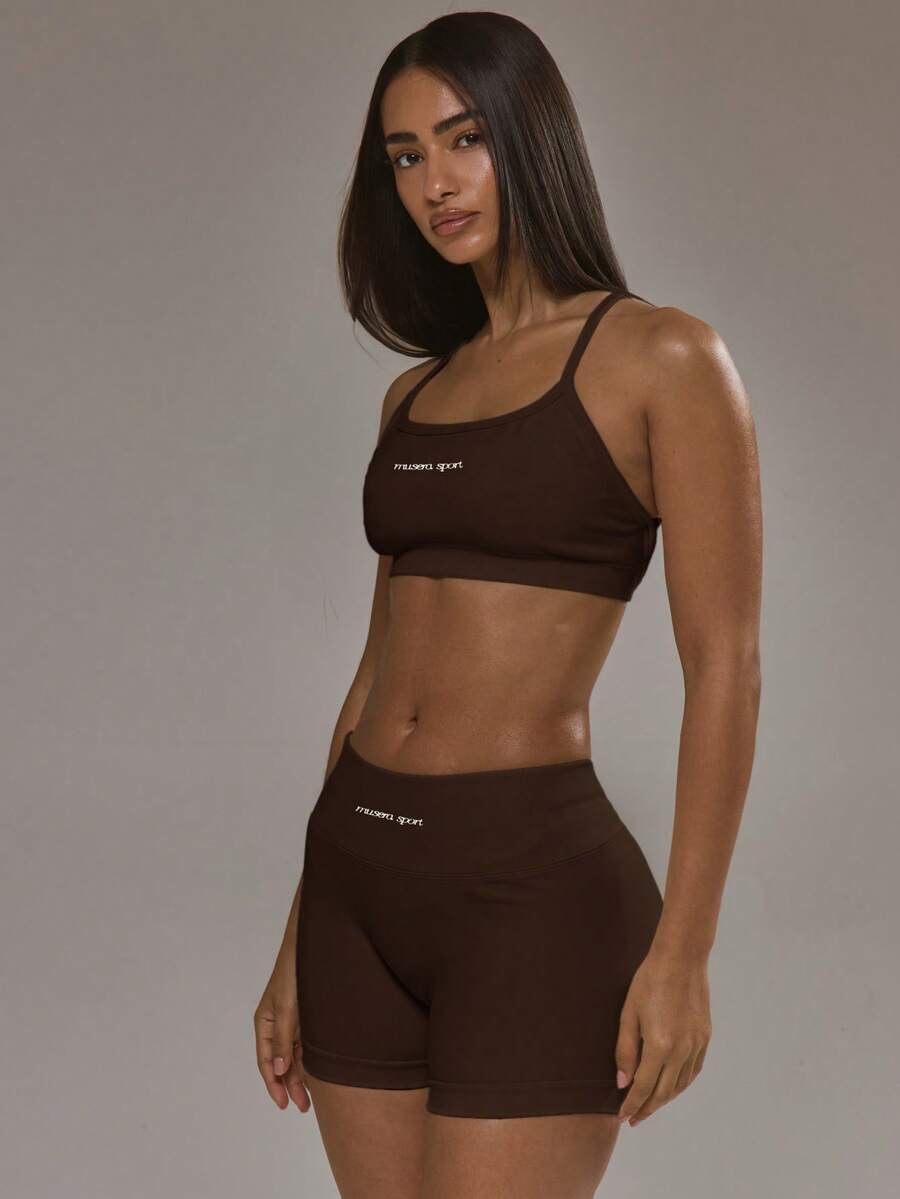 Conjunto de sujetador deportivo con espalda cruzada y shorts café