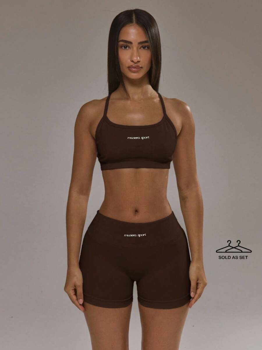Conjunto de sujetador deportivo con espalda cruzada y shorts café