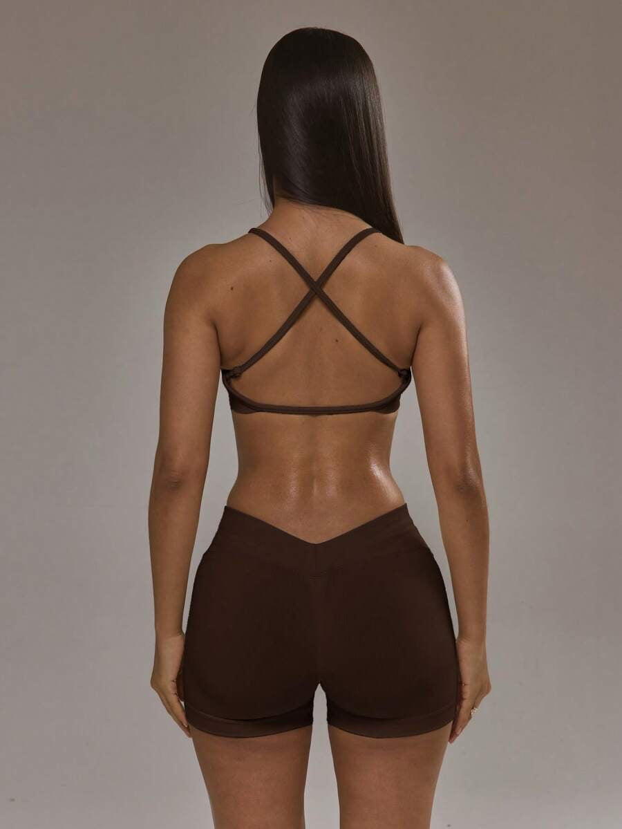 Conjunto de sujetador deportivo con espalda cruzada y shorts café