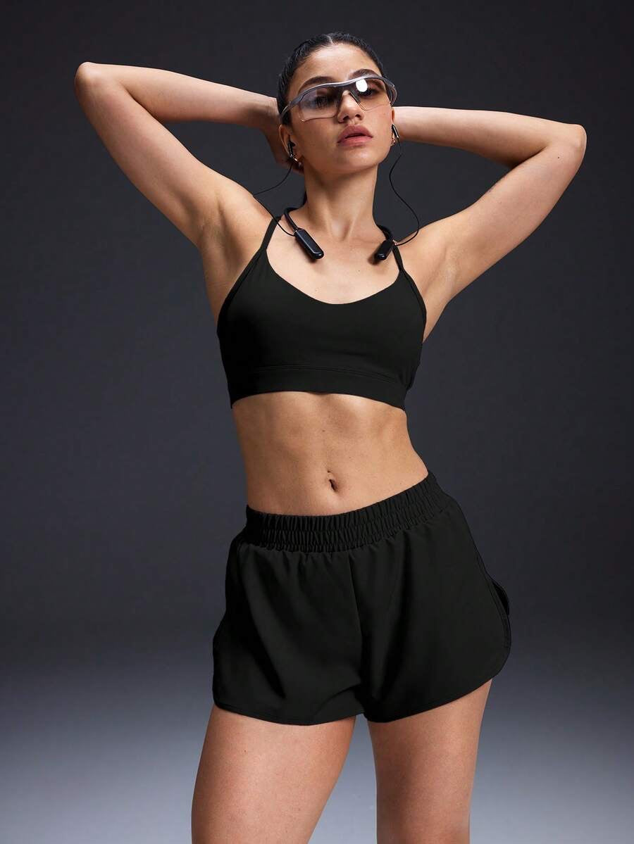 Conjunto de top corto y shorts