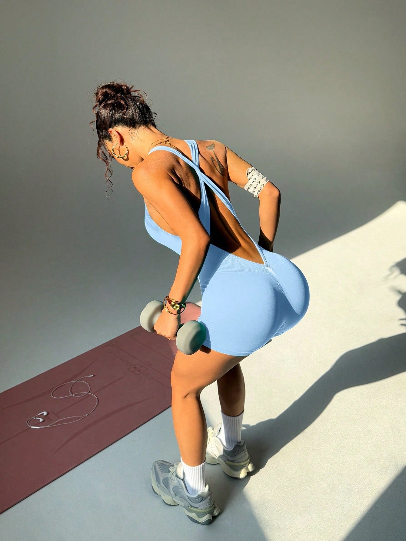 Enterizo con diseño de tiras cruzadas en la espalda