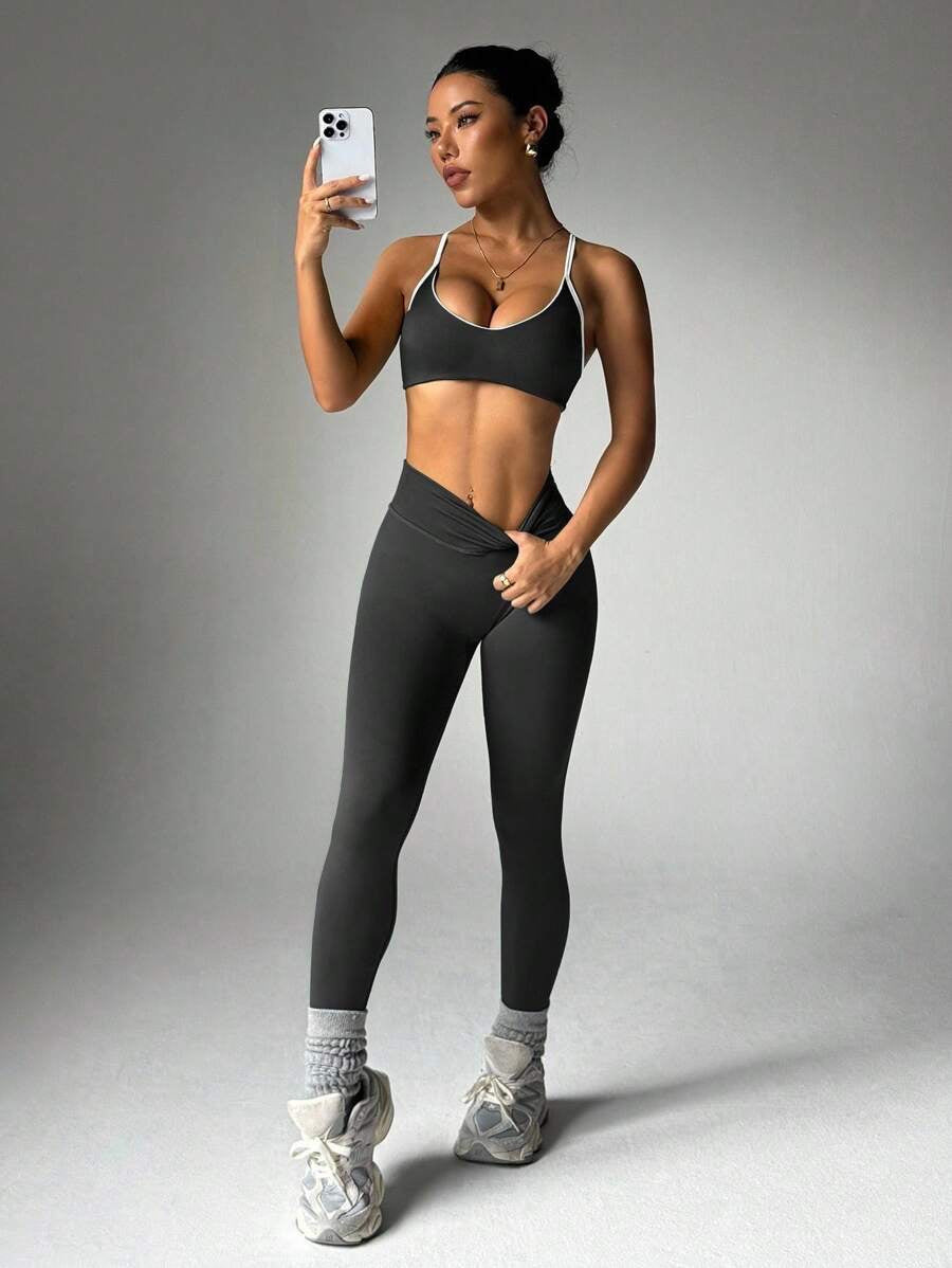 Conjunto con camiseta sin espalda y leggings