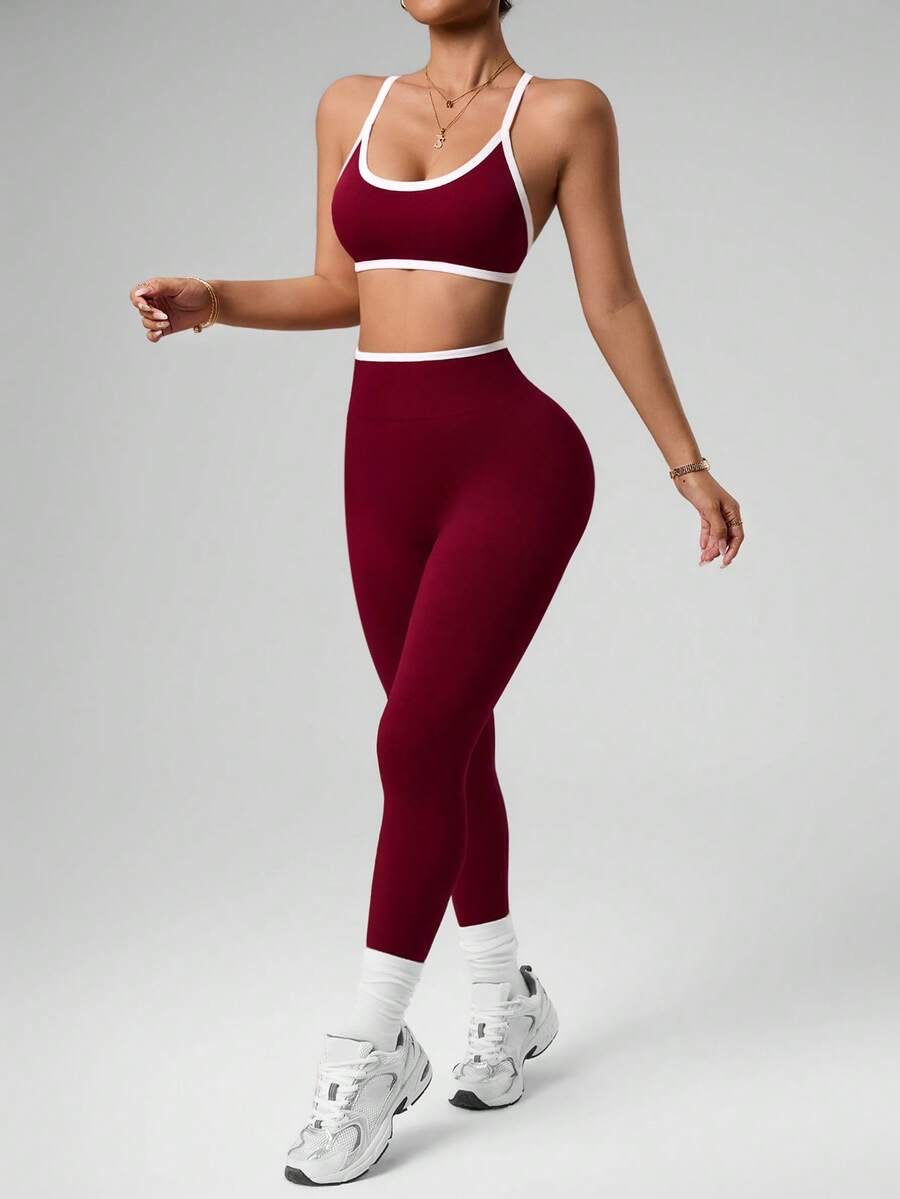 Conjunto deportivo de top corto y mallas